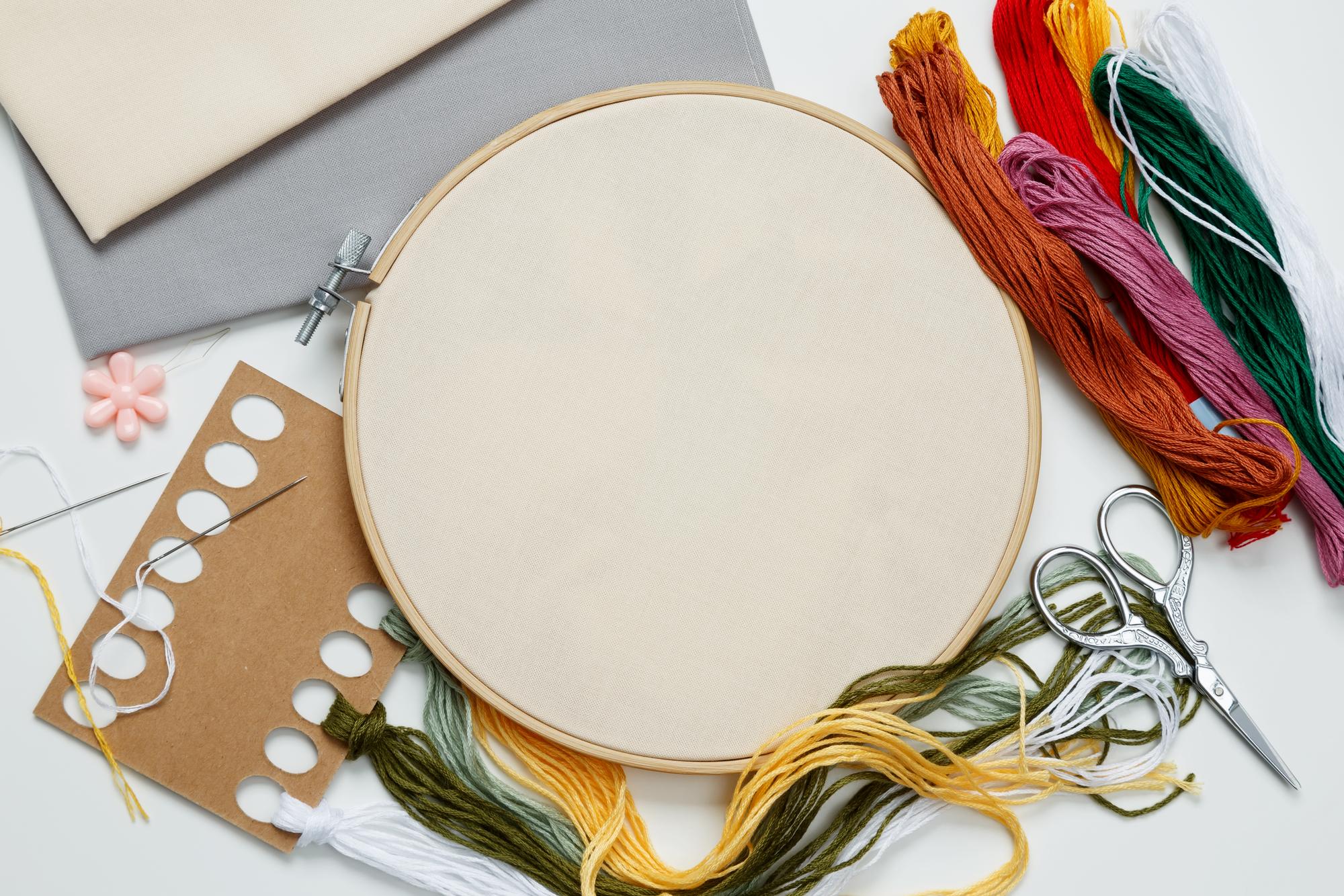 Einladende Ansicht des Ateliers mit Stickrahmen